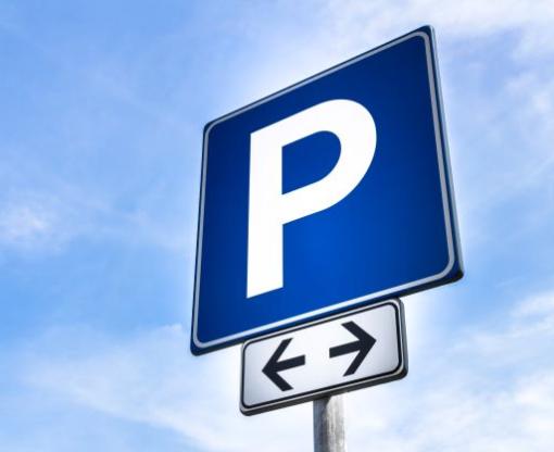 Blue sign with large while capital P on it to indicate a parking area